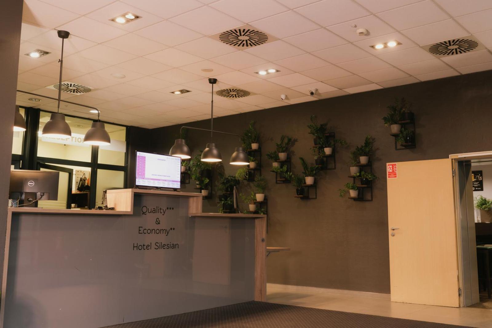 Economy Silesian Hotel Katowice Bagian luar foto