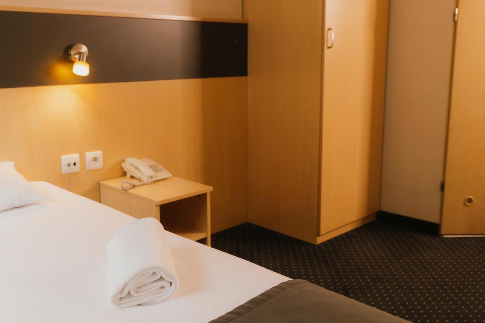 Economy Silesian Hotel Katowice Bagian luar foto