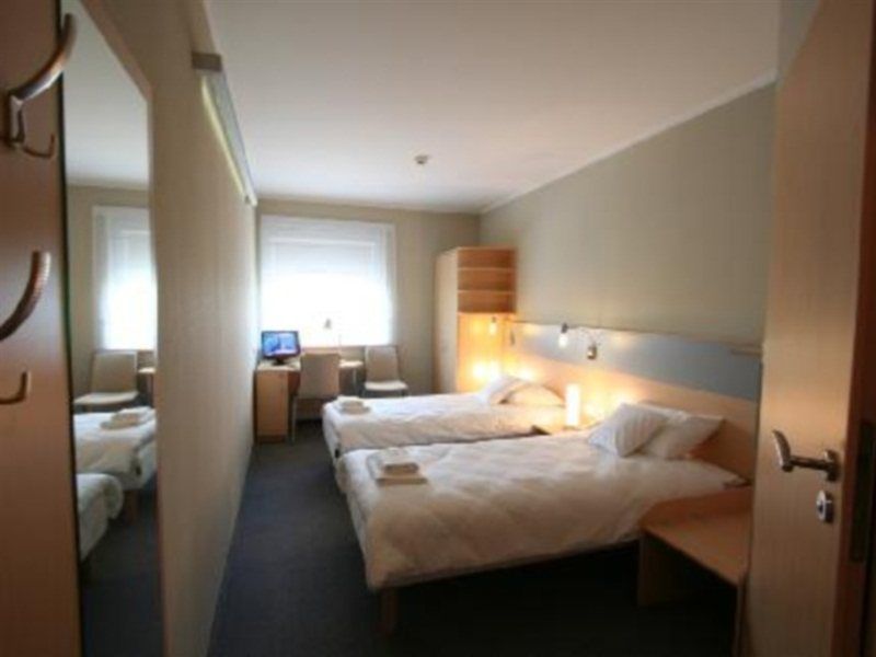 Economy Silesian Hotel Katowice Bagian luar foto
