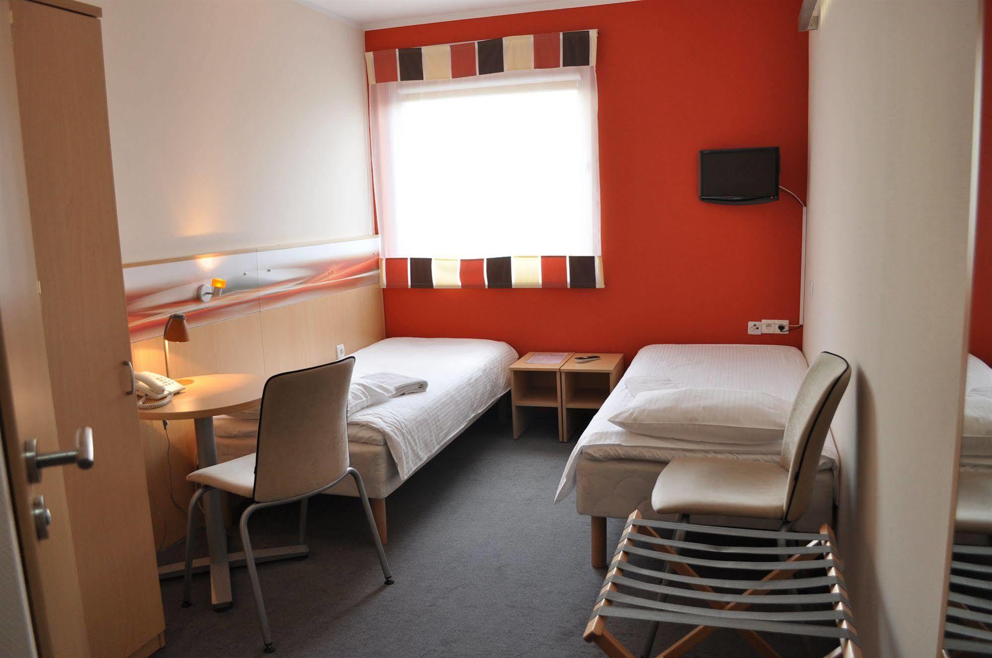 Economy Silesian Hotel Katowice Bagian luar foto