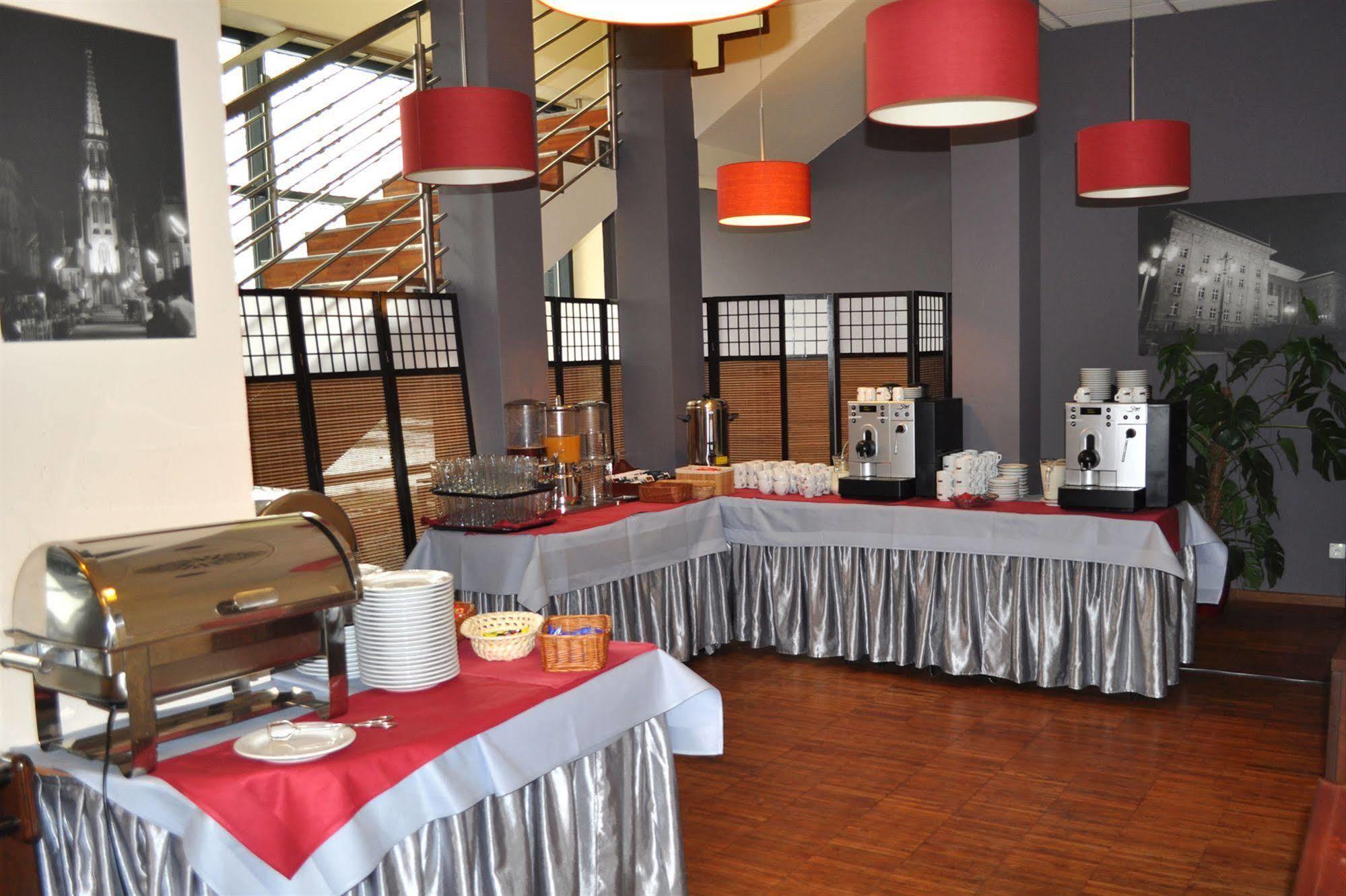 Economy Silesian Hotel Katowice Bagian luar foto
